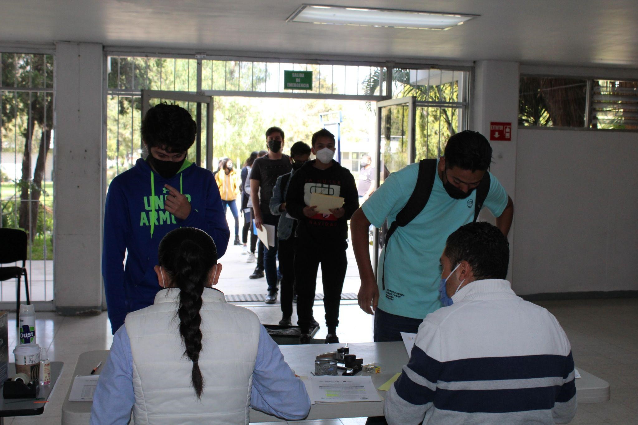 El Departamento de Servicios Escolares, recibe jóvenes para                              inscripción de nuevo ingreso