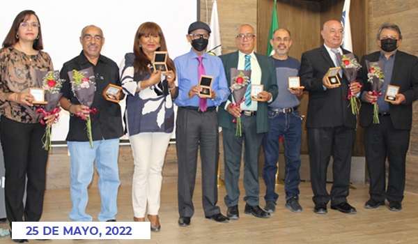 Entrega de medallas conmemorativas a personal docente, por trayectoria en la educación.